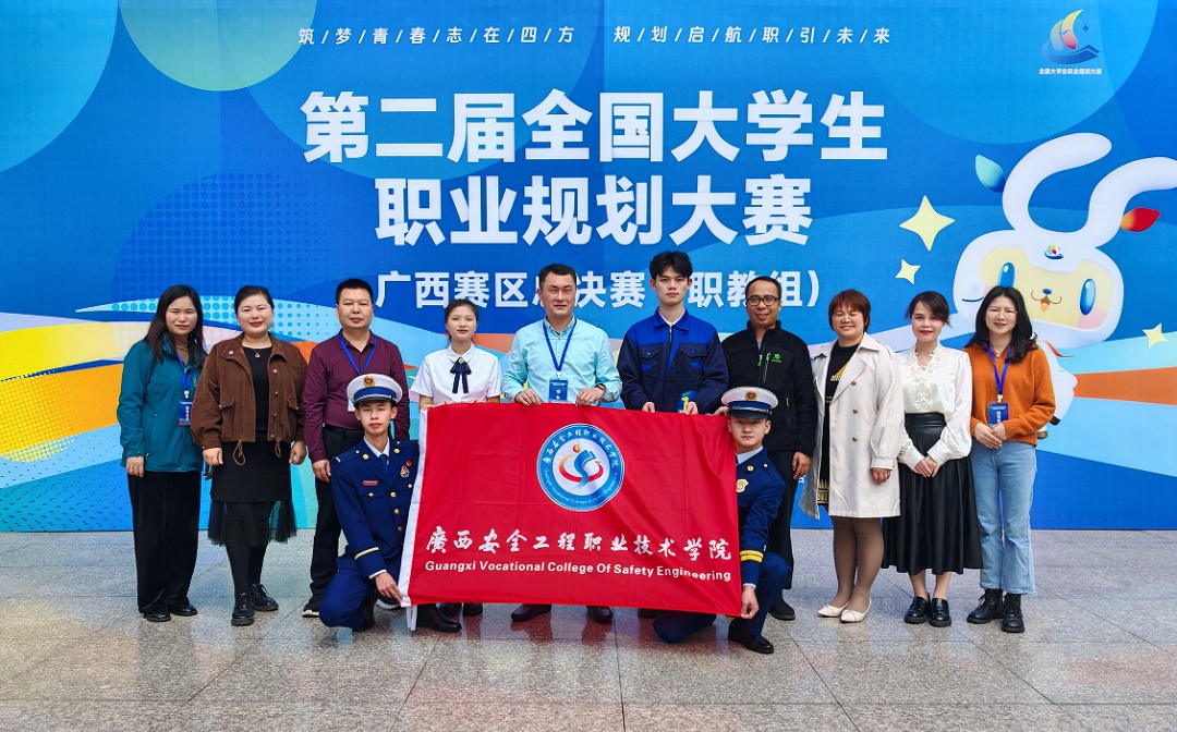 640 (1).png 霍江华副校长与获奖师生团队合影.png