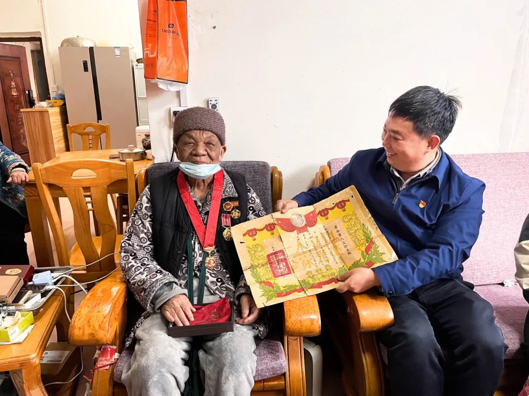 640 (1).png 3.广西现代职院组织慰问抗美援朝老同志陈鼎乾.png
